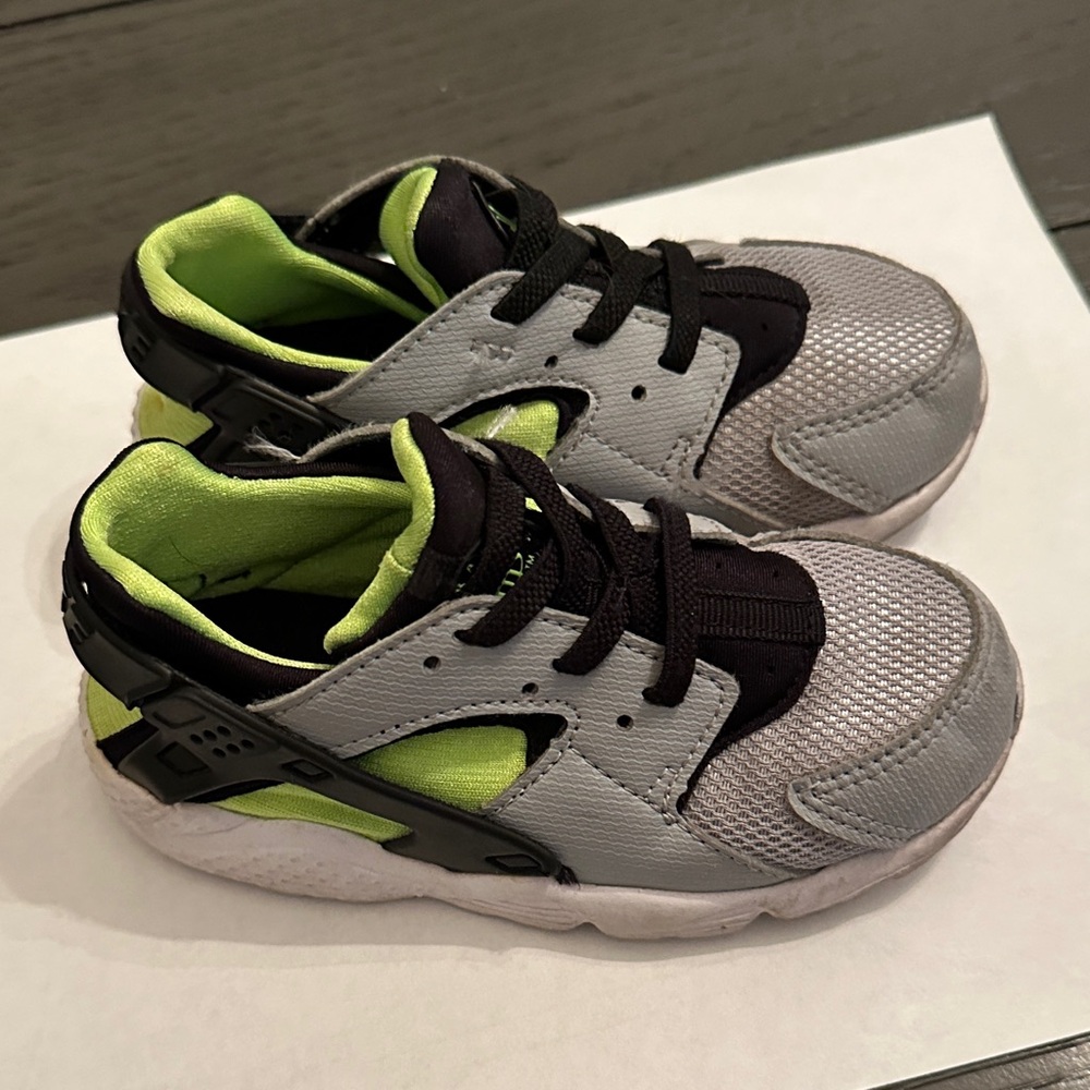 Kids Nike Huarache Run (TD) Wolf Grey/Black Green Toddler (9C)